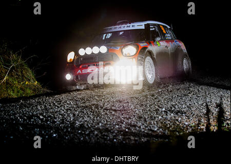 Denbighshire, Wales. 14Th Nov, 2013. Valeriy Gorban et Korsia Volodymyr de l'Ukraine (UKR) conduire leur MENTOS ASCANIA RACING WRC 2 MINI John Cooper Works S2000 lors du premier passage de l'étape de nuit Clocaenog (SS3) au cours de la 1re journée de Wales Rally GB, la finale du Championnat des rallyes de la FIA 2013 Word. Credit : Action Plus Sport/Alamy Live News Banque D'Images