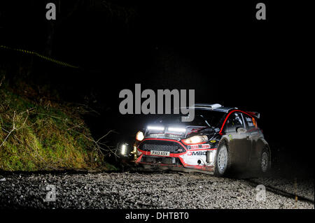 Denbighshire, Wales. 14Th Nov, 2013. Eyvind Brynildsen de Norvège (NOR) et Denis Giraudet de France (FRA) conduire leur DMACK - AUTOTEK WRC 2 Ford Fiesta R5 sur la première passe de l'étape de nuit Clocaenog (SS3) au cours de la 1re journée de Wales Rally GB, la finale du Championnat des rallyes de la FIA 2013 Word. Credit : Action Plus Sport/Alamy Live News Banque D'Images