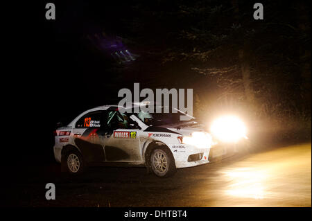 Denbighshire, Wales. 14Th Nov, 2013. Yasuhiro Onishi et Kohei Kusaka du Japon (JPN) conduire leur privateer Mitsubishi Lancer Evolution X sur le premier passage de l'étape de nuit Clocaenog (SS3) au cours de la 1re journée de Wales Rally GB, la finale du Championnat des rallyes de la FIA 2013 Word. Credit : Action Plus Sport/Alamy Live News Banque D'Images