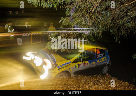 Denbighshire, Wales. 14Th Nov, 2013. Joseph McGonigle et Ciaran Geoney d'Irlande (IRL) conduire leur privateer Renault Clio R3 sur la première passe de l'étape de nuit Clocaenog (SS3) au cours de la 1re journée de Wales Rally GB, la finale du Championnat des rallyes de la FIA 2013 Word. Credit : Action Plus Sport/Alamy Live News Banque D'Images