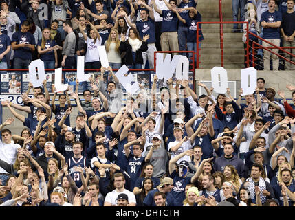 Storrs, CT, USA. 14Th Nov, 2013. Jeudi 14 Novembre 2013 : UConn élèves afin d'orthographe des lettres pendant la 2ème moitié olliewood le jeu de basket-ball de NCAA entre Detroit et Indiana à Gampel Pavilion dans Storrs, CT. UConn a battu très facilement Detroit 101-55. Bill Shettle / Cal Sport Media. Credit : csm/Alamy Live News Banque D'Images