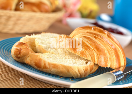 Deux demi-croissants avec de la confiture de fraise à l'arrière (Selective Focus, se concentrer sur l'avant de la partie supérieure de la moitié de croissant) Banque D'Images