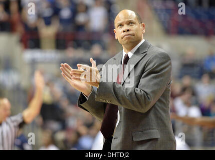 Storrs, CT, USA. 14Th Nov, 2013. Jeudi 14 Novembre 2013 : Detroit Titans entraîneur en chef Ray McCallum regarde dans les coulisses pendant la 1ère moitié du jeu de basket-ball de NCAA entre Detroit et Indiana à Gampel Pavilion dans Storrs, CT. UConn a battu très facilement Detroit 101-55. Bill Shettle / Cal Sport Media. Credit : csm/Alamy Live News Banque D'Images