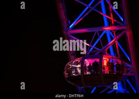 Londres, Royaume-Uni. 14Th Nov, 2013. Le Red Bull révolutions dans le son, une célébration de la culture club britannique a lieu sur l'EDF Energy London Eye à Londres, Royaume-Uni. Canal 4 est d'exécuter simultanément 31 flux en direct de Red Bull révolutions dans le son, une nuit d'acquisition de la London Eye dédiée à célébrer la culture club britannique. Chaque flux en direct qui s'exécute sur Channel4.com sera diffusé à partir de l'une des 30 capsules sur le London Eye, représentant plus de 100 DJs : Crédit Gasperotti James/ZUMA/ZUMAPRESS.com/Alamy fil Live News Banque D'Images