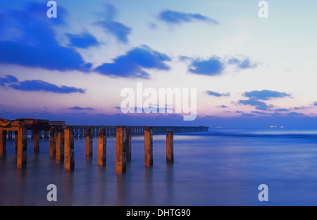 Broken Pier pendant le lever du soleil par une journée d'hiver Banque D'Images