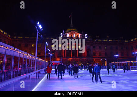 London, UK . 14Th Nov, 2013. Profitez de la foule première nuit à Somerset House patinoire London 14/11/2013 Credit : JOHNNY ARMSTEAD/Alamy Live News Banque D'Images