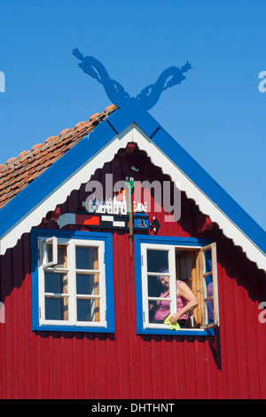 Nettoyage de la fenêtre femme vieux prussien maison de pêcheur dans Nida Lituanie Banque D'Images