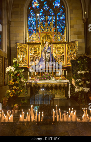 Pays-bas, Maastricht, l'Église appelée Onze Lieve Vrouwe Basiliek ou Basilique. Statue de Vierge Marie et l'enfant Banque D'Images