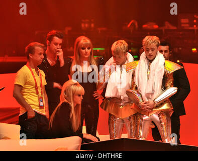 John et Edward Grimes Grimes alias Damien Saez lors d'une pause détente en répétition pour l'Eurovision à Bakou, Azerbaïdjan - 21.05.12 Banque D'Images