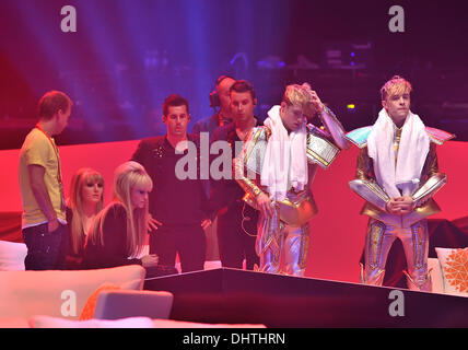 John et Edward Grimes Grimes alias Damien Saez lors d'une pause détente en répétition pour l'Eurovision à Bakou, Azerbaïdjan - 21.05.12 Banque D'Images