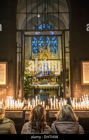 Pays-bas, Maastricht, l'Église appelée Onze Lieve Vrouwe Basiliek ou Basilique. Statue de Vierge Marie et l'enfant Banque D'Images