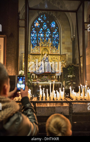 Pays-bas, Maastricht, l'Église appelée Onze Lieve Vrouwe Basiliek ou Basilique. Statue de Vierge Marie et l'enfant Banque D'Images