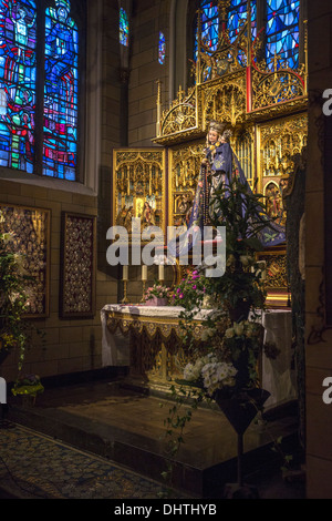 Pays-bas, Maastricht, l'Église appelée Onze Lieve Vrouwe Basiliek ou Basilique. Statue de Vierge Marie et l'enfant Banque D'Images