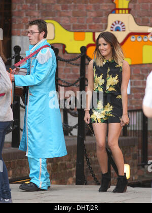 Caroline Flack filmer avec un groupe hommage au Beatles Beatles l'expérience pour le 'X Factor' à Liverpool Liverpool, Angleterre - 22.05.12 Banque D'Images