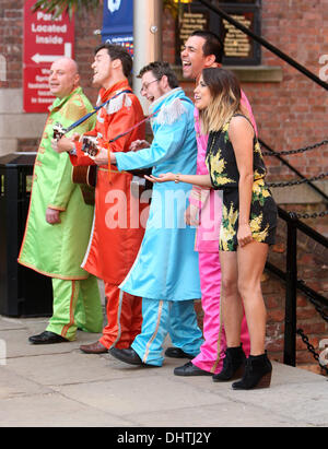 Caroline Flack filmer avec un groupe hommage au Beatles Beatles l'expérience pour le 'X Factor' à Liverpool Liverpool, Angleterre - 22.05.12 Banque D'Images