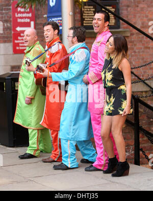 Caroline Flack filmer avec un groupe hommage au Beatles Beatles l'expérience pour le 'X Factor' à Liverpool Liverpool, Angleterre - 22.05.12 Banque D'Images