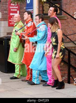 Caroline Flack filmer avec un groupe hommage au Beatles Beatles l'expérience pour le 'X Factor' à Liverpool Liverpool, Angleterre - 22.05.12 Banque D'Images