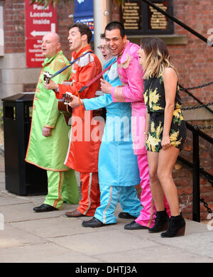 Caroline Flack filmer avec un groupe hommage au Beatles Beatles l'expérience pour le 'X Factor' à Liverpool Liverpool, Angleterre - 22.05.12 Banque D'Images