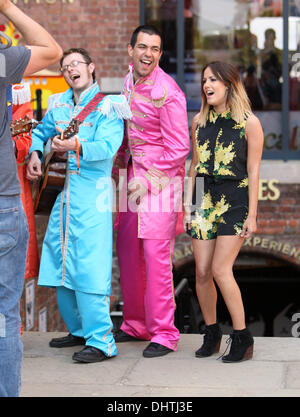 Caroline Flack filmer avec un groupe hommage au Beatles Beatles l'expérience pour le 'X Factor' à Liverpool Liverpool, Angleterre - 22.05.12 Banque D'Images