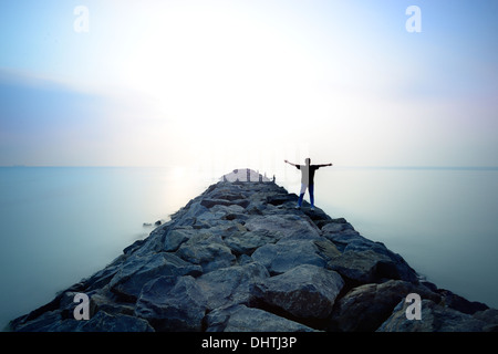 Broken Pier pendant le lever du soleil par une journée d'hiver Banque D'Images