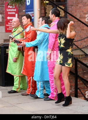 Caroline Flack filmer avec un groupe hommage au Beatles Beatles l'expérience pour le 'X Factor' à Liverpool Liverpool, Angleterre - 22.05.12 Banque D'Images