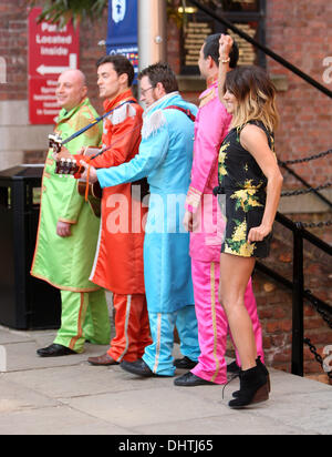 Caroline Flack filmer avec un groupe hommage au Beatles Beatles l'expérience pour le 'X Factor' à Liverpool Liverpool, Angleterre - 22.05.12 Banque D'Images