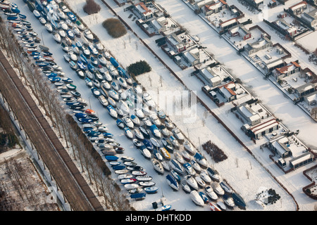 Pays-bas, Loenen aan de Vecht, petits yachts, maisons de vacances au camping. L'hiver. Aerial Banque D'Images