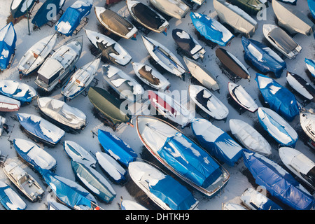 Pays-bas, Loenen aan de Vecht, petits yachts au camping. L'hiver. Aerial Banque D'Images