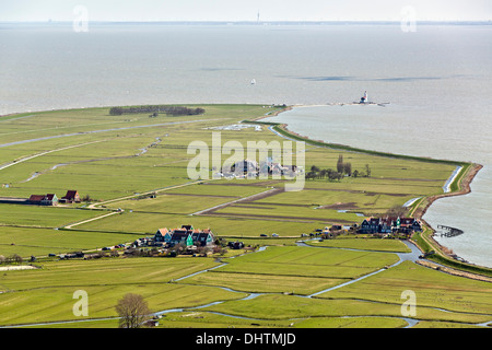 Pays-bas, Marken, hameaux de village et phare appelé Het Paard appelé dans le lac IJsselmeer. Aerial Banque D'Images