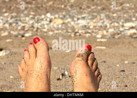 Happy Feet sur plage de Geropotamos, situé sur la mer Méditerranée, la région de Rethymnon, Crète, Grèce Banque D'Images