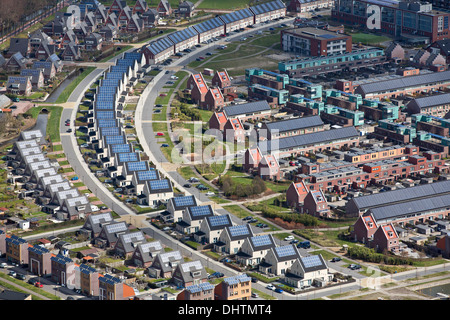 Pays-bas, Amsterdam, quartier appelé ville du soleil, Néerlandais : Stad van de Zon. Toutes les maisons avec des panneaux solaires. Aerial Banque D'Images