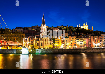 Vue de nuit à partir de la passerelle St Georges à Lyon ville avec la cathédrale de Fourvière, France Banque D'Images