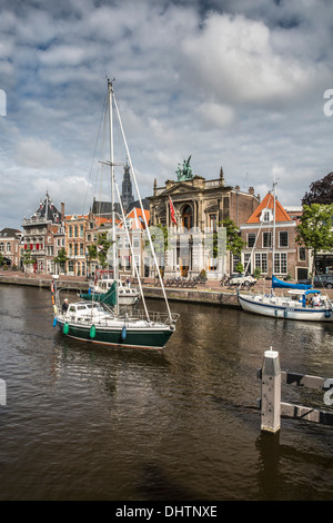 Pays-bas, Haarlem, Musée Teyler, le long de la rivière appelé Het Spaarne. Les petits bateaux disponibles Banque D'Images