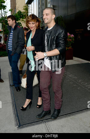 Mark Ballas et mère Shirley Ballas quitter leur hotel New York City, USA - 23.05.12 Banque D'Images