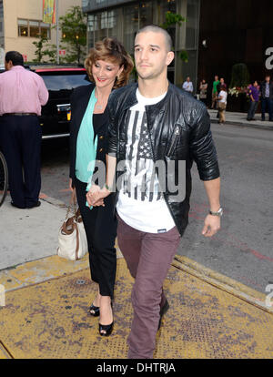 Mark Ballas et mère Shirley Ballas quitter leur hotel New York City, USA - 23.05.12 Banque D'Images