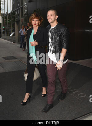 Mark Ballas et mère Shirley Ballas quitter leur hotel New York City, USA - 23.05.12 Banque D'Images