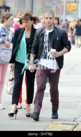 Mark Ballas et mère Shirley Ballas quitter leur hotel New York City, USA - 23.05.12 Banque D'Images