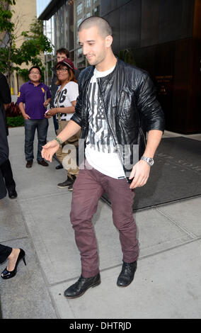 Mark Ballas et mère Shirley Ballas quitter leur hotel New York City, USA - 23.05.12 Banque D'Images