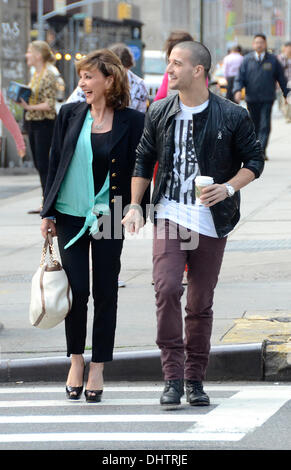 Mark Ballas et mère Shirley Ballas quitter leur hotel New York City, USA - 23.05.12 Banque D'Images