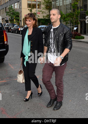 Mark Ballas et mère Shirley Ballas quitter leur hotel New York City, USA - 23.05.12 Banque D'Images