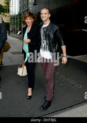 Mark Ballas et mère Shirley Ballas quitter leur hotel New York City, USA - 23.05.12 Banque D'Images