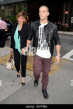 Mark Ballas et mère Shirley Ballas quitter leur hotel New York City, USA - 23.05.12 Banque D'Images