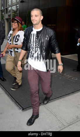 Mark Ballas et mère Shirley Ballas quitter leur hotel New York City, USA - 23.05.12 Banque D'Images