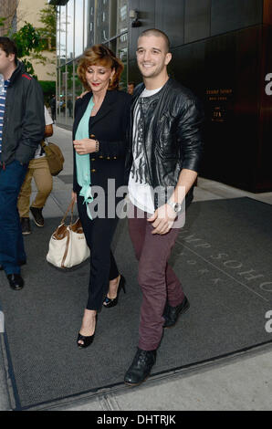 Mark Ballas et mère Shirley Ballas quitter leur hotel New York City, USA - 23.05.12 Banque D'Images