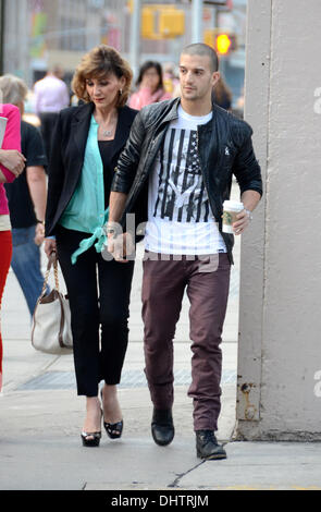 Mark Ballas et mère Shirley Ballas quitter leur hotel New York City, USA - 23.05.12 Banque D'Images