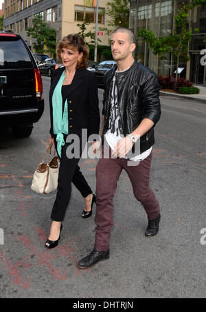 Mark Ballas et mère Shirley Ballas quitter leur hotel New York City, USA - 23.05.12 Banque D'Images