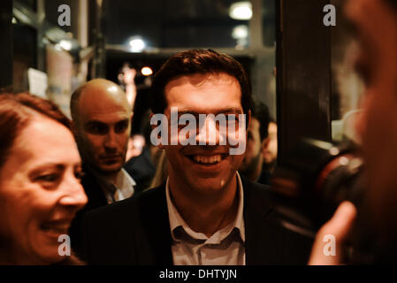 Thessalonique, Grèce. 14Th Nov, 2013. Alexis Tsipras entre dans les bureaux de la télévision publique (ERT) à Thessalonique Crédit : Giannis Papanikos/Alamy Live News Banque D'Images