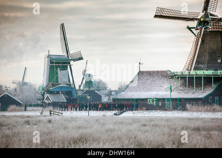 Pays-bas, Zaanse près de Zaandam, attraction touristique en plein air avec des moulins et maisons. L'hiver Banque D'Images