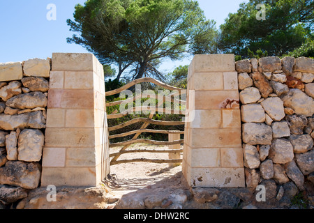 Clôture barrière en bois traditionnelle de Minorque dans les Baléares de l'Espagne Banque D'Images