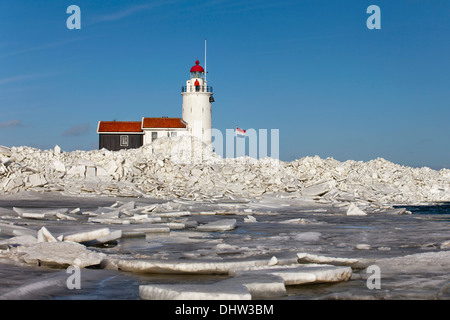 Pays-bas, Marken, appelé le lac IJsselmeer. L'hiver. Het Paard phare appelé. Menace de glace à la dérive le phare Banque D'Images
